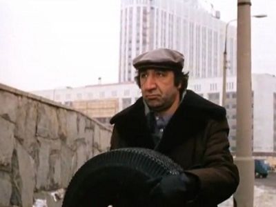 Ф.Мкртчян, сцена с автопокрышками, кадр из фильма "Мимино". Источник - http://www.proza.ru/ Ф.Мкртчян, сцена с автопокрышками, кадр из фильма "Мимино". Источник - http://www.proza.ru/