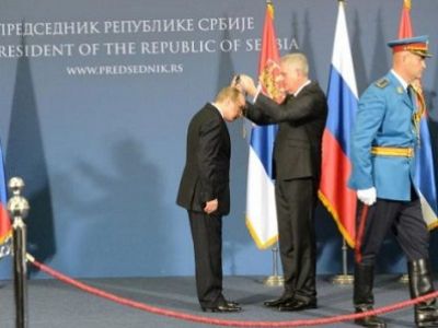 Путин, Николич и орден. Источник - http://www.ambasadarusije.rs/ru//nikolic-vrucil-putinu-orden Путин, Николич и орден. Источник - http://www.ambasadarusije.rs/ru//nikolic-vrucil-putinu-orden