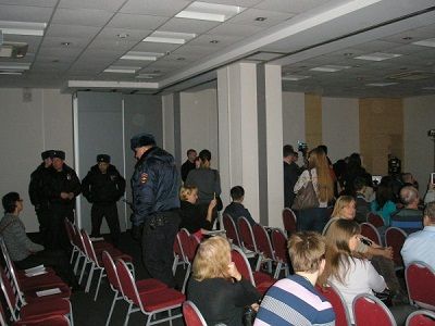 Полиция в помещении, где проводился телемост с МБХ. Источник - http://ic.pics.livejournal.com/ Полиция в помещении, где проводился телемост с МБХ. Источник - http://ic.pics.livejournal.com/