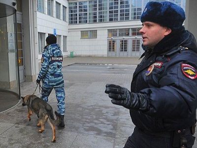 У входа в "заминированную" гостиницу. Фото: Александр Коряков, kommersant.ru У входа в "заминированную" гостиницу. Фото: Александр Коряков, kommersant.ru