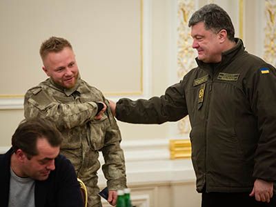 Петр Порошенко и Сергей (Малюта) Коротких (Источник: http://www.rbc.ua/) Петр Порошенко и Сергей (Малюта) Коротких (Источник: http://www.rbc.ua/)