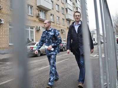Алексей Навальный с приставом у суда. Источник - http://www.novayagazeta.ru/ Алексей Навальный с приставом у суда. Источник - http://www.novayagazeta.ru/