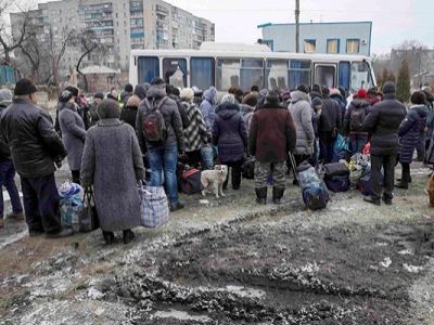 Эвакуация жителей Дебальцево. (Фото: rg.ru) Эвакуация жителей Дебальцево. (Фото: rg.ru)