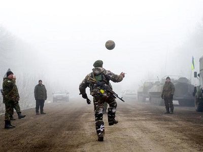 Перемирие. Украинские военные играют в футбол. Фото: twitter.com/euromaidan/status/566928051662237696 Перемирие. Украинские военные играют в футбол. Фото: twitter.com/euromaidan/status/566928051662237696