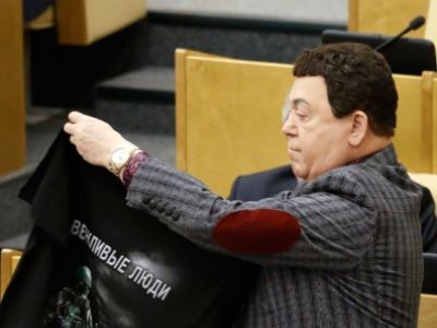 И. Кобзон в Думе с футболкой "вежливые люди". Фото: cdn_m1.mir24.tv И. Кобзон в Думе с футболкой "вежливые люди". Фото: cdn_m1.mir24.tv