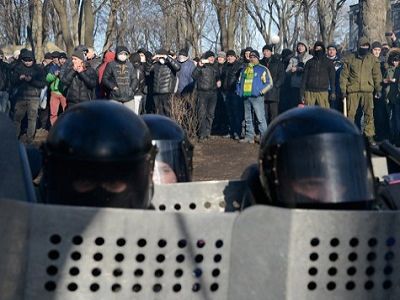 Киев, "Беркут" прикрывает банды "титушек", 18.2.14. Источник - http://lb.ua/ Киев, "Беркут" прикрывает банды "титушек", 18.2.14. Источник - http://lb.ua/