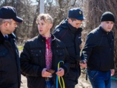 Задержания на акции в день рождения Тараса Шевченко. Фото: Крым.Реалии Задержания на акции в день рождения Тараса Шевченко. Фото: Крым.Реалии