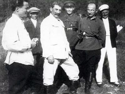 Сталин, Берия и свита. Источник - http://www.writeonnewjersey.com/ Сталин, Берия и свита. Источник - http://www.writeonnewjersey.com/