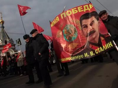 КПРФ на демонстрации. Источник - http://bk55.ru/ КПРФ на демонстрации. Источник - http://bk55.ru/