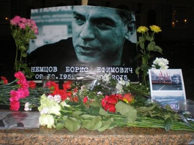 Мемориал Бориса Немцова в Нижнем Новгороде. Фото: Аркадий Галкер Мемориал Бориса Немцова в Нижнем Новгороде. Фото: Аркадий Галкер