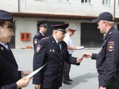 Замначальника полиции Гаспаров вручает благодарности. Фото: 72.ru Замначальника полиции Гаспаров вручает благодарности. Фото: 72.ru