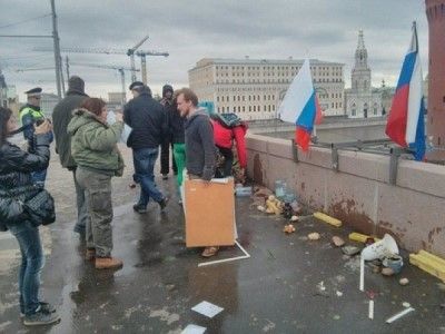 Разрушенный мемориал Борису Немцову. Фото: news.bigmir.net. Разрушенный мемориал Борису Немцову. Фото: news.bigmir.net.