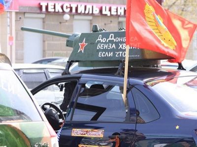 Муляж танковой башни на автомобиле, Н.Тагил, 2015 г. Источник - https://www.facebook.com/DEMoskvin Муляж танковой башни на автомобиле, Н.Тагил, 2015 г. Источник - https://www.facebook.com/DEMoskvin