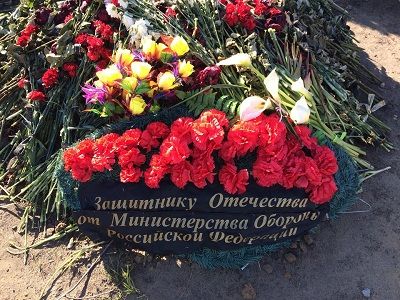 Могила спецназовца, погибшего в мае 2015 г. Источник - https://www.facebook.com/ruslanleviev/posts/10155598429565424 Могила спецназовца, погибшего в мае 2015 г. Источник - https://www.facebook.com/ruslanleviev/posts/10155598429565424