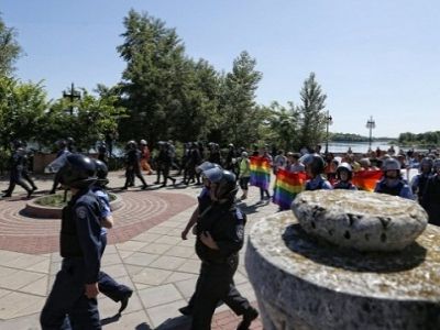 Киев, 6.6.15, милиция охраняет гей-прайд. Источник - http://www.unian.net/ Киев, 6.6.15, милиция охраняет гей-прайд. Источник - http://www.unian.net/