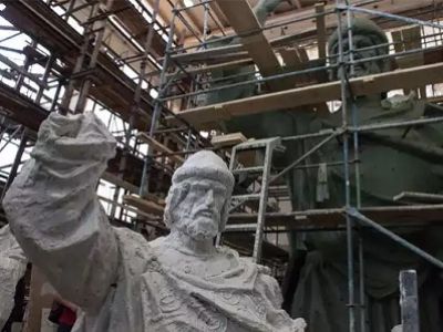 Памятник князю Владимиру в мастерской. Фото http://yodnews.ru/ Памятник князю Владимиру в мастерской. Фото http://yodnews.ru/