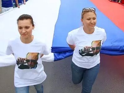 С Путиным на груди. Волгоград, 12.6.15, празднование. Источник - http://krivoe-zerkalo.ru/ С Путиным на груди. Волгоград, 12.6.15, празднование. Источник - http://krivoe-zerkalo.ru/