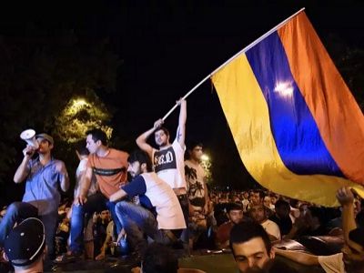 Флаг Армении на баррикаде, вечер 23.6.15. Фото: svoboda.org Флаг Армении на баррикаде, вечер 23.6.15. Фото: svoboda.org