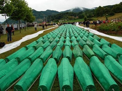 Похороны 465 (из 8000) опознанных жертв резни в Сребренице. Источник - ru.wikipedia.org Похороны 465 (из 8000) опознанных жертв резни в Сребренице. Источник - ru.wikipedia.org