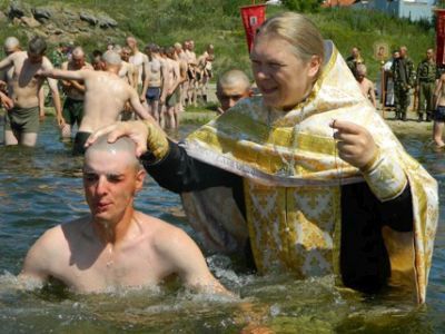 Массовое крещение солдат. Фото: Znak.com Массовое крещение солдат. Фото: Znak.com