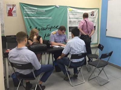 Следственная группа в штабе ПАРНАС в Новосибирске по ситуации со сбором подписей, 28.7.15. Фото: twitter.com/leonidvolkov Следственная группа в штабе ПАРНАС в Новосибирске по ситуации со сбором подписей, 28.7.15. Фото: twitter.com/leonidvolkov