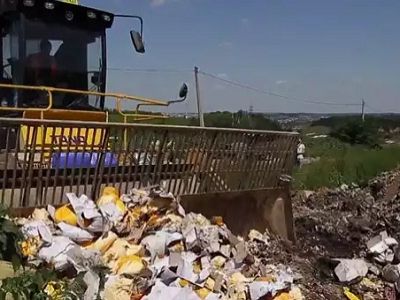 Уничтожение "санкционных" продуктов. Источник - megasmi.net Уничтожение "санкционных" продуктов. Источник - megasmi.net