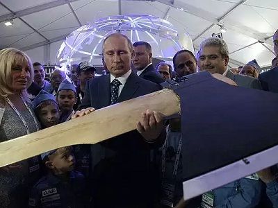 Путин с топором на авиасалоне МАКС-2015, 25.8.15. Источник - http://www.mk.ru/ Путин с топором на авиасалоне МАКС-2015, 25.8.15. Источник - http://www.mk.ru/