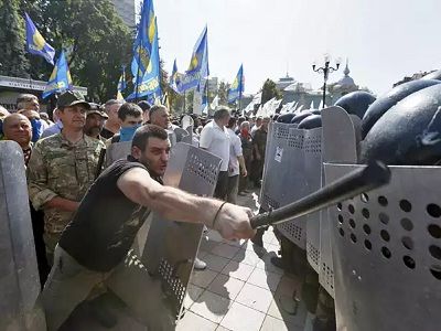 Столкновения под Верховной Радой, Киев, 31.8.15. Источник - http://www.interfax.ru/photo/2373/26926 Столкновения под Верховной Радой, Киев, 31.8.15. Источник - http://www.interfax.ru/photo/2373/26926