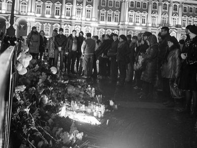 Санкт-Пеербург, Дворцовая пл., народный мемориал памяти жертв А-321, 1.11.15. Фото В.Лурье, источник - https://www.facebook.com/vadimflurie Санкт-Пеербург, Дворцовая пл., народный мемориал памяти жертв А-321, 1.11.15. Фото В.Лурье, источник - https://www.facebook.com/vadimflurie