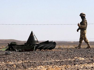 Египетский военнослужащий у обломков самолета. Фото Reuters, источник - aviaforum.ru Египетский военнослужащий у обломков самолета. Фото Reuters, источник - aviaforum.ru