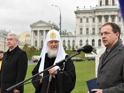 С.Собянин, К.Гундяев и В.Мединский на закладке памятника князю Владимиру. Источник - vm.ru С.Собянин, К.Гундяев и В.Мединский на закладке памятника князю Владимиру. Источник - vm.ru