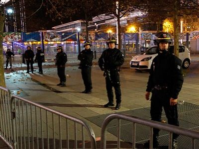 Полицейское оцепление на месте теракта, Париж, 13.11.15. Публикуется в varlamov.ru/1512081.html Полицейское оцепление на месте теракта, Париж, 13.11.15. Публикуется в varlamov.ru/1512081.html