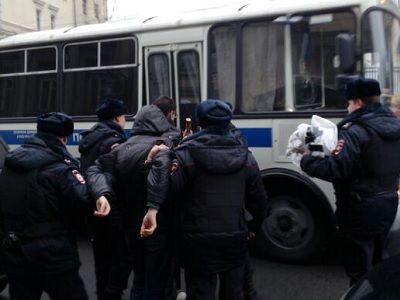 Задержание активистов за баннер в поддержку Дадина Фото: Каспаров.Ru Задержание активистов за баннер в поддержку Дадина Фото: Каспаров.Ru