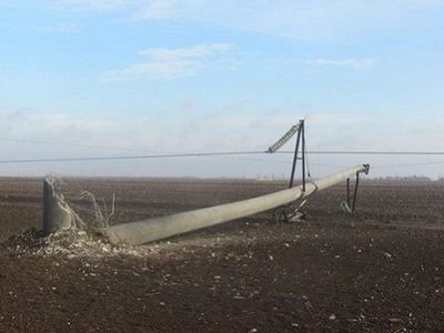 Поваленная опора ЛЭП. Фото: пресс-служба НЭК "Укрэнерго" Поваленная опора ЛЭП. Фото: пресс-служба НЭК "Укрэнерго"