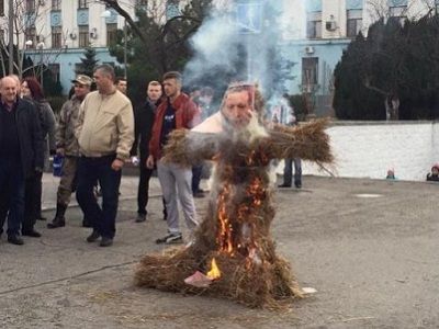 Симферополь, сожжение чучела Эрдогана, 26.11.15. Источник - https://twitter.com/newsdaily_ukr/status/670220804232192001/photo/1 Симферополь, сожжение чучела Эрдогана, 26.11.15. Источник - https://twitter.com/newsdaily_ukr/status/670220804232192001/photo/1