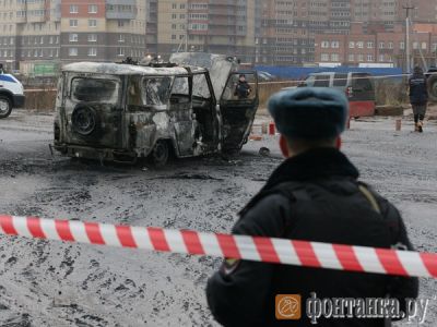 Обгоревшая полицейская машина в Петербурге. Фото: fontanka.ru Обгоревшая полицейская машина в Петербурге. Фото: fontanka.ru