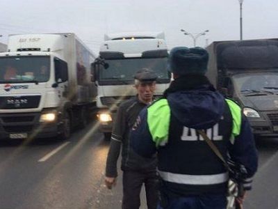 МКАД перекрыт ГАИшниками, 4.11.15. Фото Евгений Фельдмана, публикуется в https://www.facebook.com/dgudkov МКАД перекрыт ГАИшниками, 4.11.15. Фото Евгений Фельдмана, публикуется в https://www.facebook.com/dgudkov