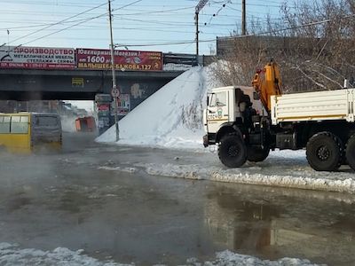 Прорыв трубы в Екатеринбурге. Фото: 66.mchs.gov.ru Прорыв трубы в Екатеринбурге. Фото: 66.mchs.gov.ru