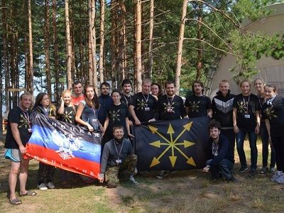 Селигер-2012. Активисты "Евразийского союза молодежи" (дугинцы) с флагом будущей "ДНР". Источник - mozaika.co.ua Селигер-2012. Активисты "Евразийского союза молодежи" (дугинцы) с флагом будущей "ДНР". Источник - mozaika.co.ua