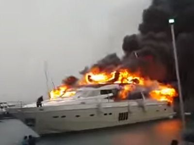 Горящая яхта Фото: https://lenta.ru Горящая яхта Фото: https://lenta.ru