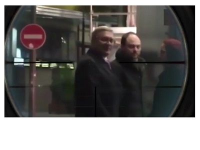 М. Касьянов и В. Кара-Мурза под прицелом. Скриншот видео: instagram.com/p/BBOBqdPCRj2/ М. Касьянов и В. Кара-Мурза под прицелом. Скриншот видео: instagram.com/p/BBOBqdPCRj2/