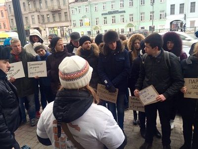 НОДовцы у гостиницы "Октябрьская", где выступал М.Касьянов. Источник - https://www.facebook.com/natalia.pelevine НОДовцы у гостиницы "Октябрьская", где выступал М.Касьянов. Источник - https://www.facebook.com/natalia.pelevine