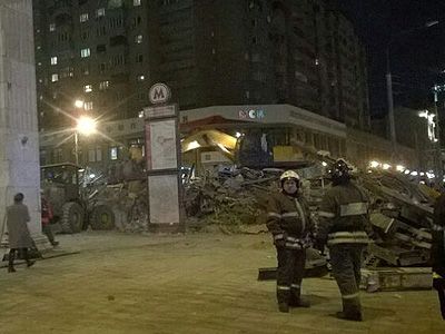Снос павильона у метро Новослободская. Фото: Каспаров.Ru Снос павильона у метро Новослободская. Фото: Каспаров.Ru