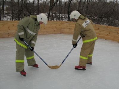 Пожарные на катке. Фото: 48.mchs.gov.ru Пожарные на катке. Фото: 48.mchs.gov.ru