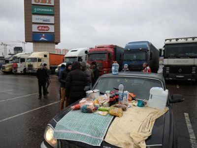Протестный лагерь дальнобойщиков в Петербурге. Фото: meduza.io Протестный лагерь дальнобойщиков в Петербурге. Фото: meduza.io
