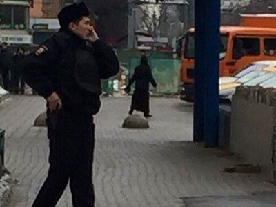 Убийца ребенка (на заднем плане) и полицейский. Москва, "Октябрьское поле", 29.2.16. Фото: gazeta.ru Убийца ребенка (на заднем плане) и полицейский. Москва, "Октябрьское поле", 29.2.16. Фото: gazeta.ru