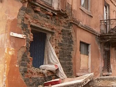 Обрушившиеся балкон и стена. Фото: cheltv.ru Обрушившиеся балкон и стена. Фото: cheltv.ru