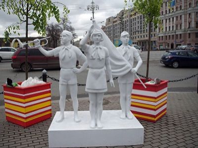 Пионеры, элемент праздничного оформления. Москва, 22.4.16. Источник - http://varlamov.ru/1659825.html Пионеры, элемент праздничного оформления. Москва, 22.4.16. Источник - http://varlamov.ru/1659825.html