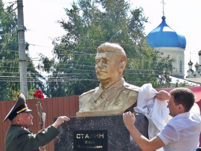 Памятник Сталиину в Пензе. Фото: Александр Воронин, Каспаров.Ru Памятник Сталиину в Пензе. Фото: Александр Воронин, Каспаров.Ru