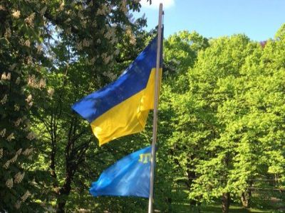 Крымско-татарский флаг в Латвии. Фото: twitter.com/UKRinLatvia Крымско-татарский флаг в Латвии. Фото: twitter.com/UKRinLatvia